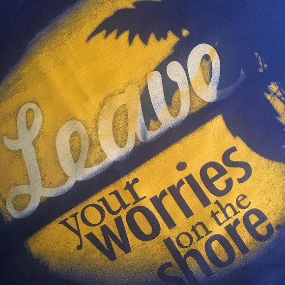 Summer No Shoes No Worries Beach Graphic T-Shirt - Picture 3 of 6